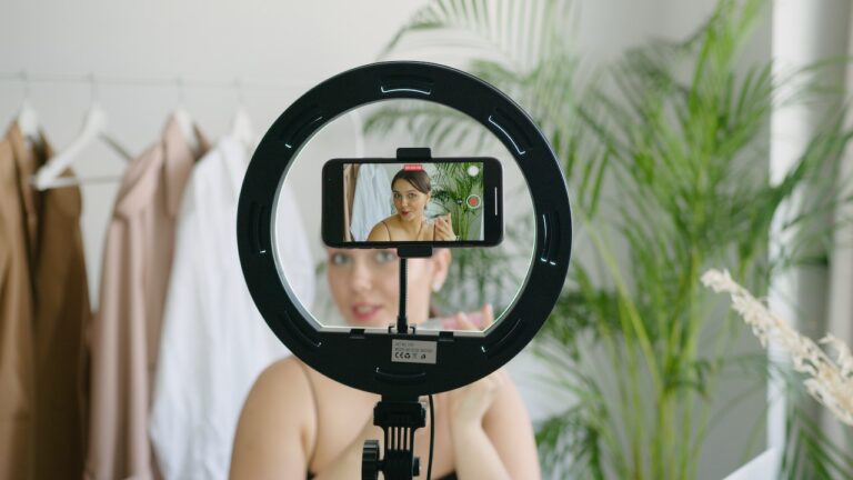 Marketing de influencers: qué es, tipos y cómo implementarlo con éxito