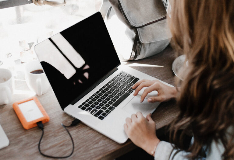 ¿Qué es la programación neurolingüística (PNL) y cómo se aplica en marketing y ventas?