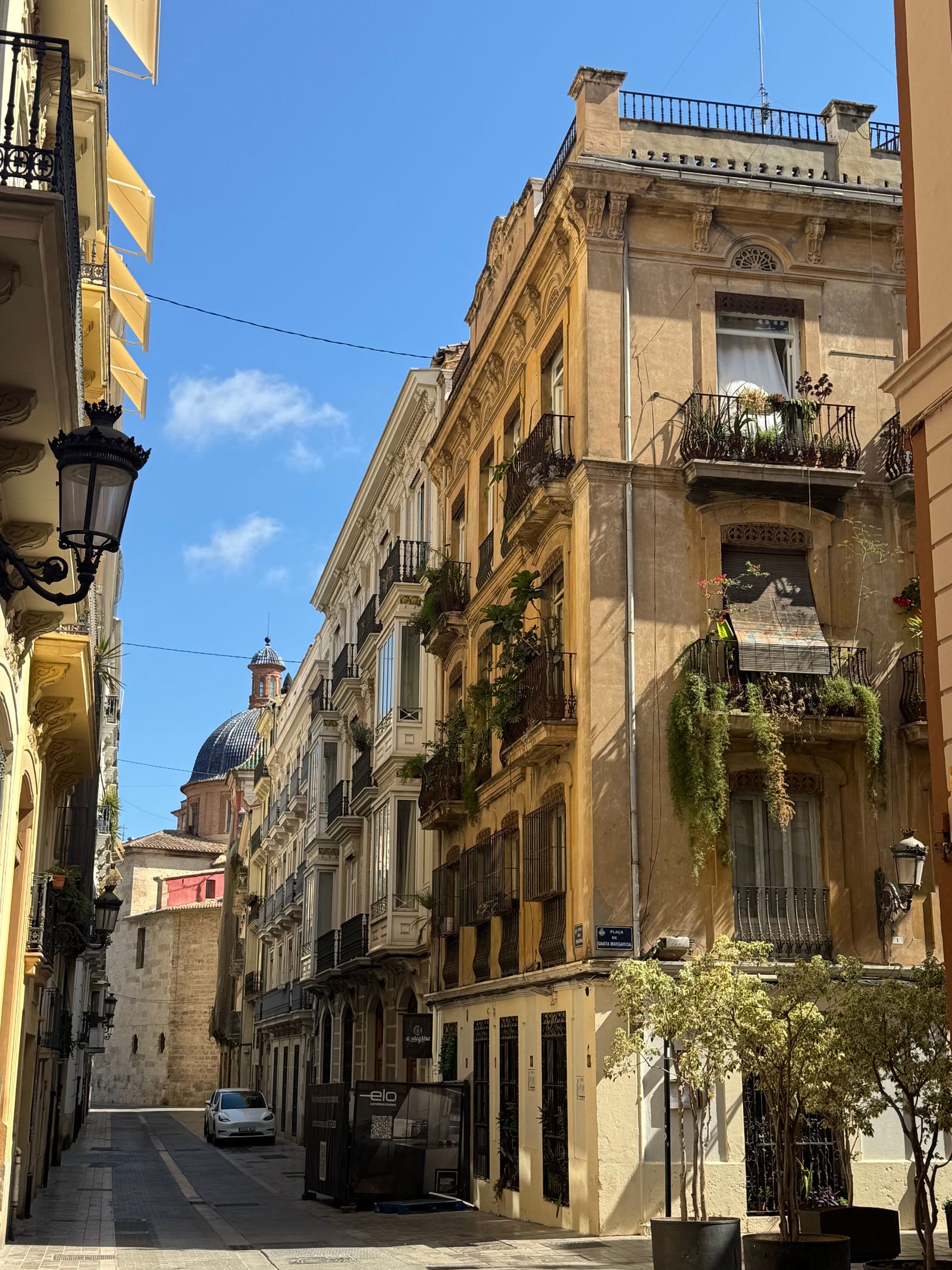 Calle de Valencia con arquitectura histórica