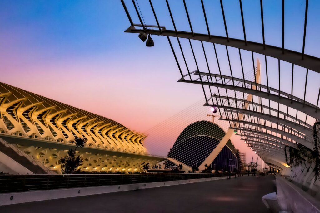 Arquitectura de la Ciudad de las Artes y las Ciencias de Valencia al atardecer