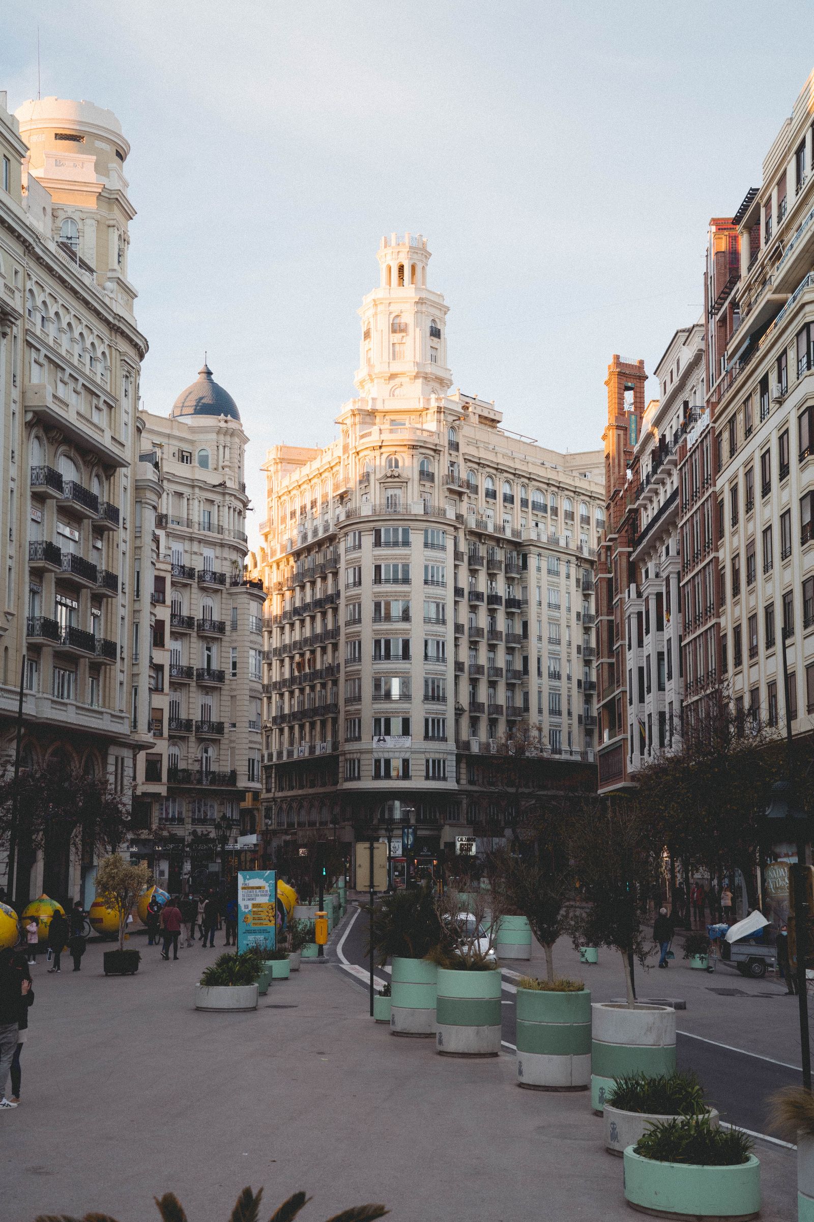 Personas caminando por una calle de Valencia