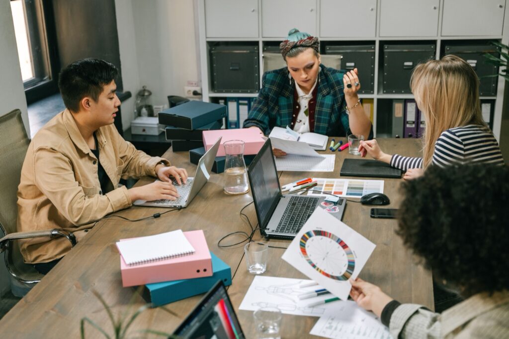 Equipo reunido alrededor de una mesa para organizar un plan de trabajo