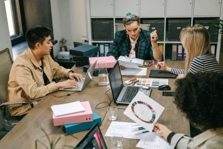 Equipo reunido alrededor de una mesa para organizar un plan de trabajo