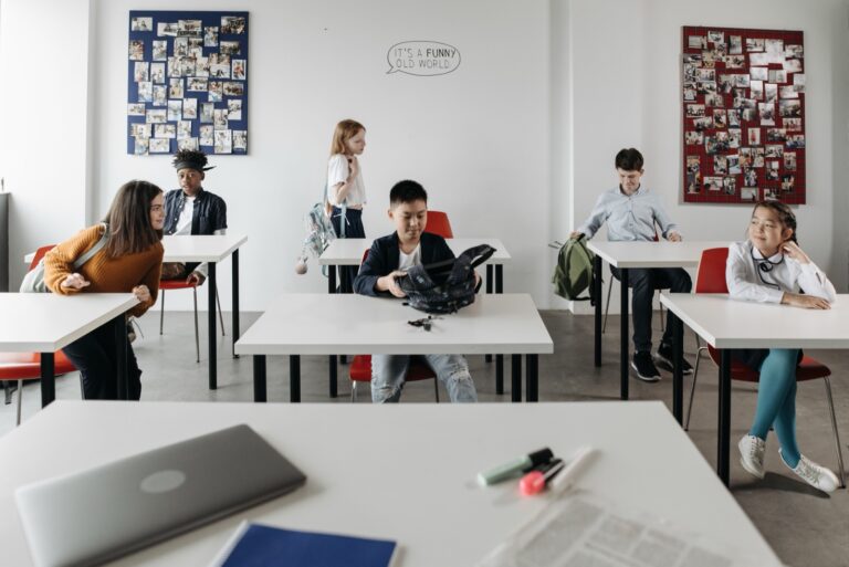 Estudiantes y docente compartiendo una sesión en un aula