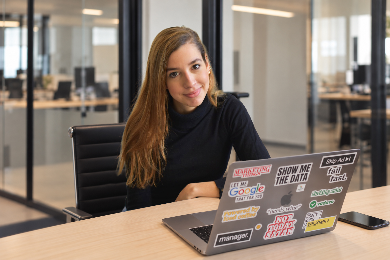 Carla, de SLUPU, trabajando con su portátil