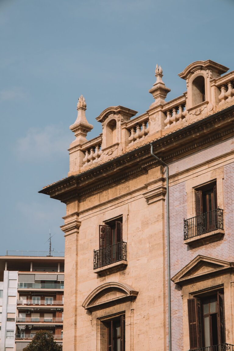 Fachada de edificio tradicional en Valencia
