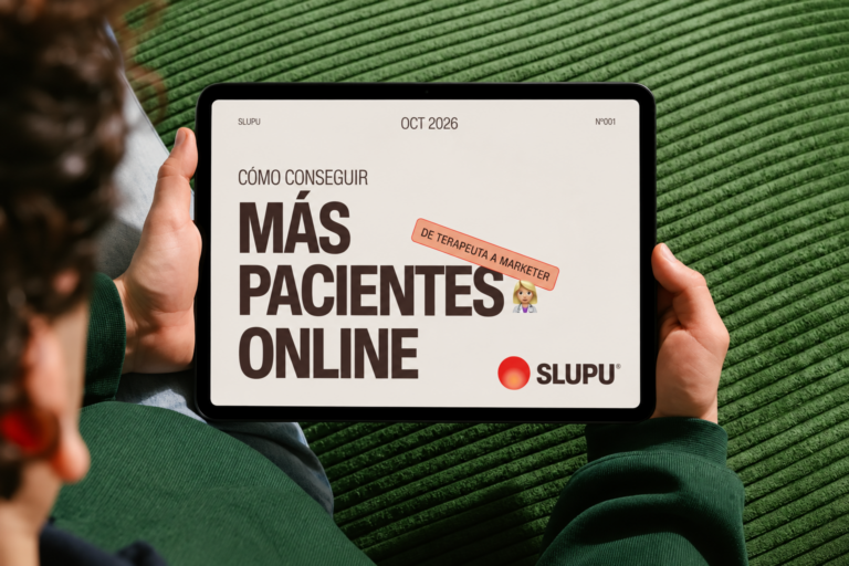 Una persona leyendo el ebook Cómo conseguir más pacientes online de SLUPU en una tablet sobre un sofá verde