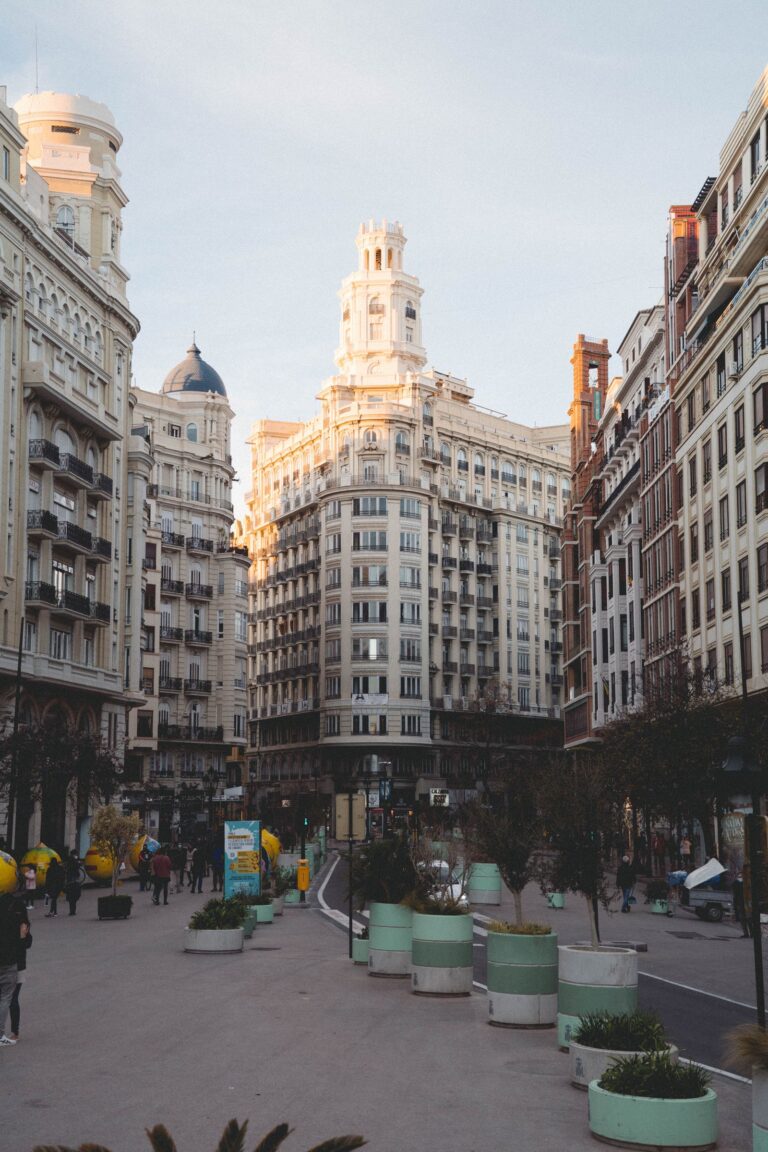SLUPU – Agencia de marketing digital Personas caminando por una calle de Valencia